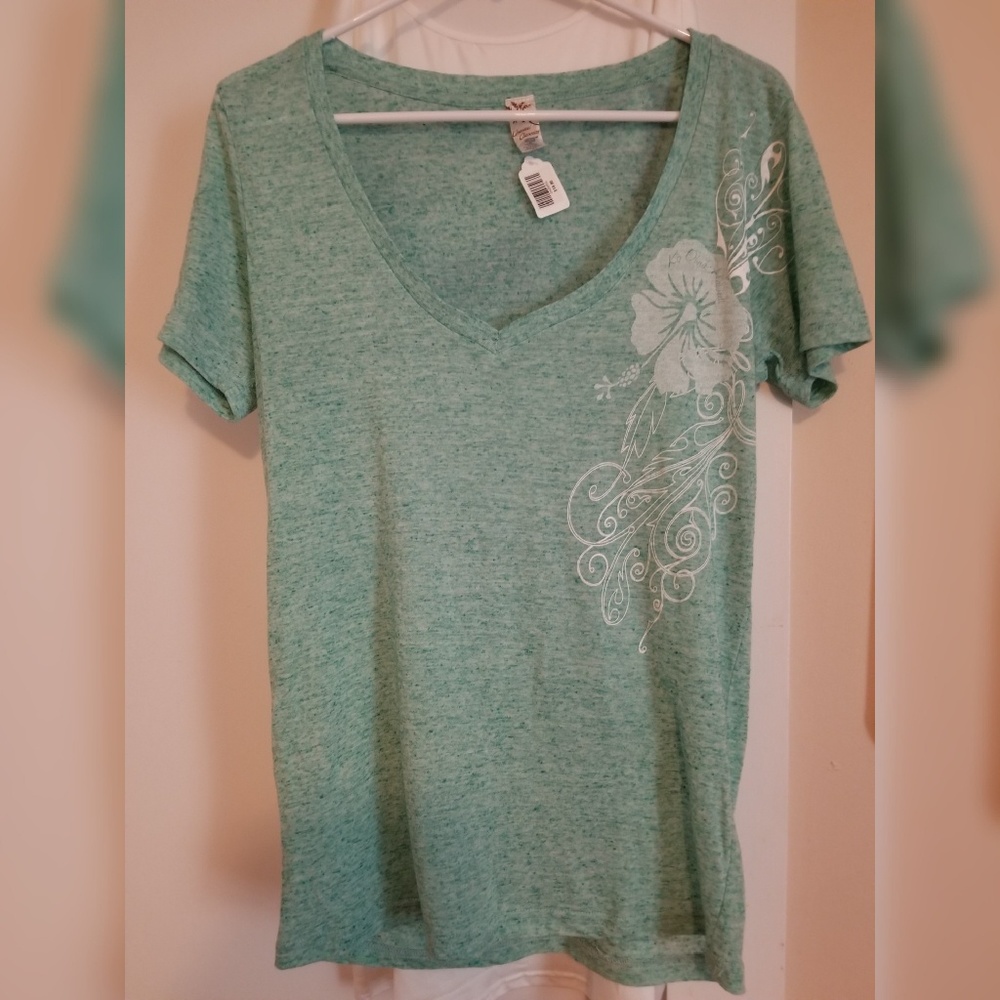 Beautiful Brand New tee from Hawaii.. 🤙🌴